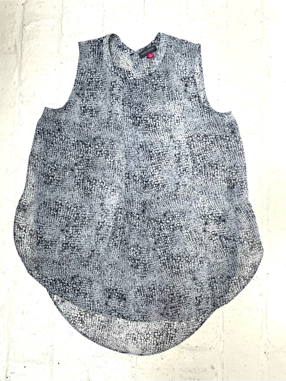 Vince Camuto Sleeveless Lightweight Split Hem Texture Print Tank Top Gray/White - Picture 4 of 6